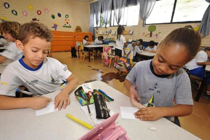 Crianças da educação infantil em sala de aula