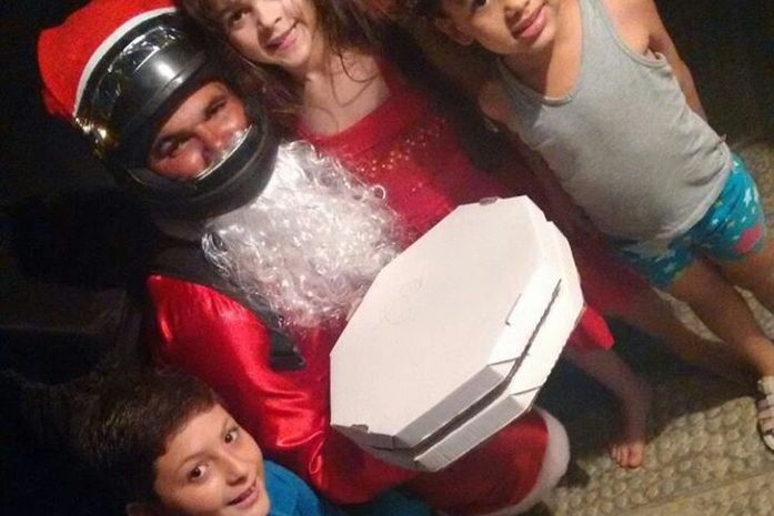 Entregadores fazem entregas vestidos de papai noel