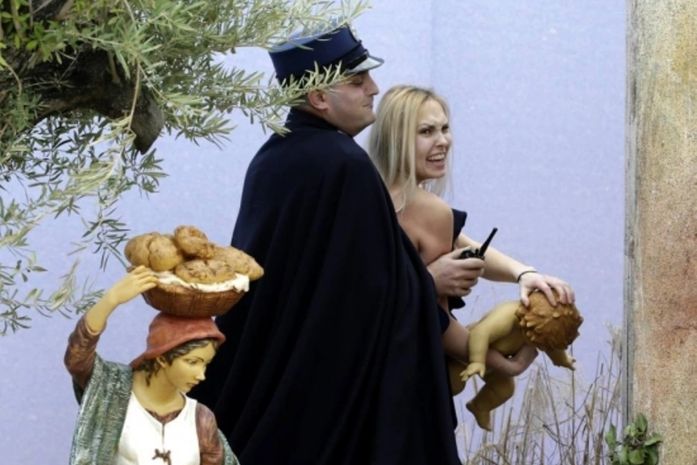 Manifestante arrancou estátua de Jesus do presépio e foi contida por policiais na Praça São Pedro