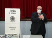 O prefeito de Curitiba Rafael Greca, candidato à reeleição, votou por volta das 9h