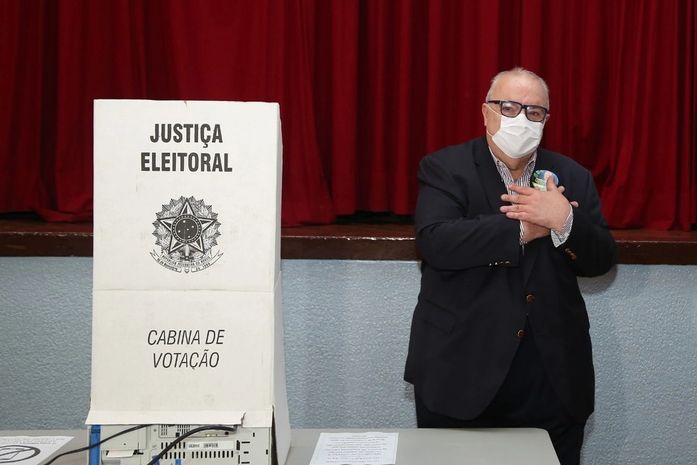 O prefeito de Curitiba Rafael Greca, candidato à reeleição, votou por volta das 9h