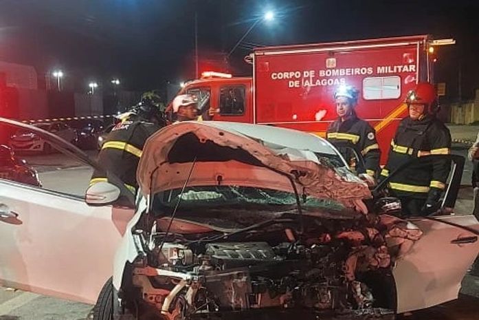 Vídeo: Acidente envolvendo dois carros deixa uma pessoa morta e três feridas na Av. Menino Marcelo