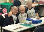 Davi ladeado pelos melhores amigos