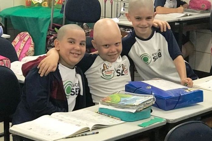 Davi ladeado pelos melhores amigos