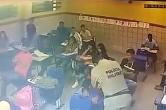 Policial agride aluno dentro de escola estadual