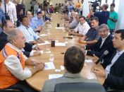 Governador Renan Filho e o presidente da AMA, Hugo Wanderley comandando reunião com os prefeitos dos municípios afetados pela estiagem