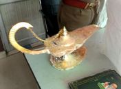 Homens são detidos por vender falsa "lâmpada do gênio" por mais de meio milhão