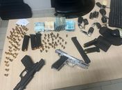 Foragido da Justiça baiana é preso em condomínio de luxo, com armas, documentos falsos e dinheiro 