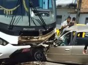 Terceira vítima de grave acidente entre carro e ônibus na parte alta morre no HGE 