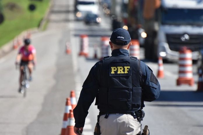 PRF em AL localiza caminhão que foi roubado em Pernambuco e abandonado na BR 423