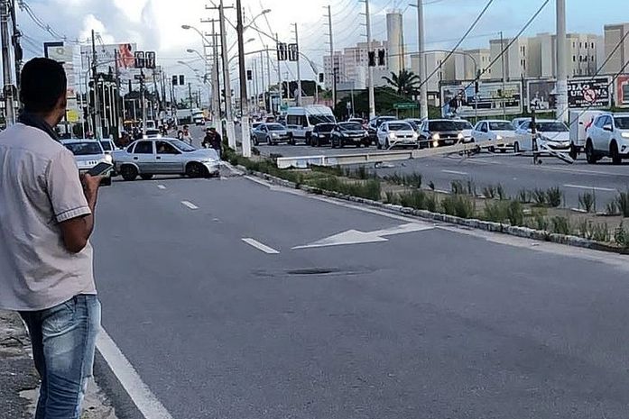 Acidente aconteceu na Avenida Menino Marcelo