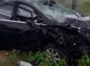 Colisão envolveu carro e moto. Um homem morreu e dois ficaram feridos.