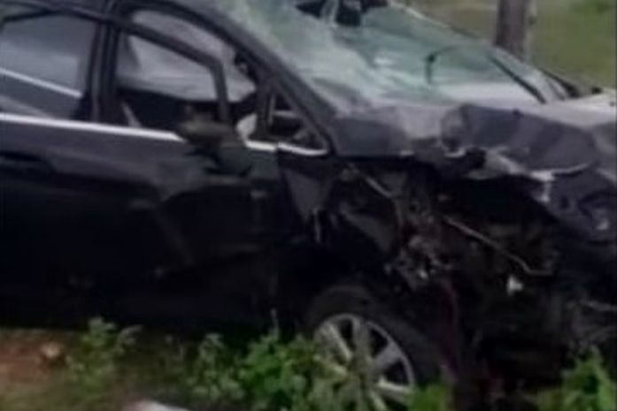 Colisão envolveu carro e moto. Um homem morreu e dois ficaram feridos.