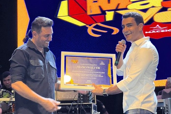 Mano Walter recebe titulo de embaixador do São João Massayó 2023