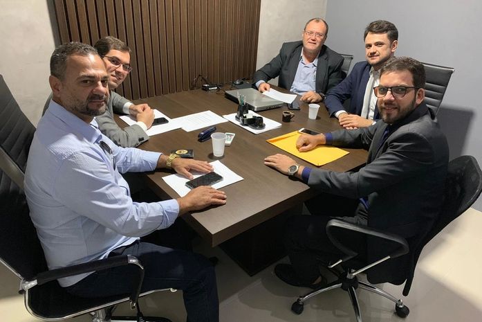 Perfeito Leopoldo Pedrosa reunido com o corpo jurídico para tratar de precatórios do Fundef