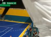Diretor arremessa cadeira contra área ocupada por torcedores durante jogo infantil em Maceió