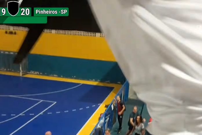 Diretor arremessa cadeira contra área ocupada por torcedores durante jogo infantil em Maceió