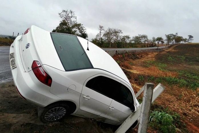 Motorista perde controle e veículo tomba na AL 115