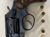 Revólver apreendido