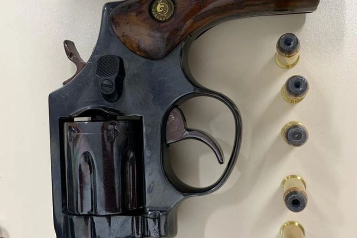 Revólver apreendido