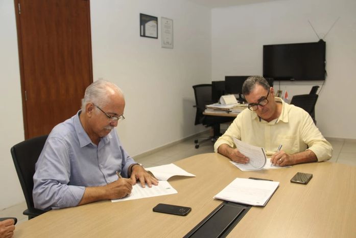 Teófilo asssina convênio com o Conselho Regional de Engenharia a Agronomia de Alagoas