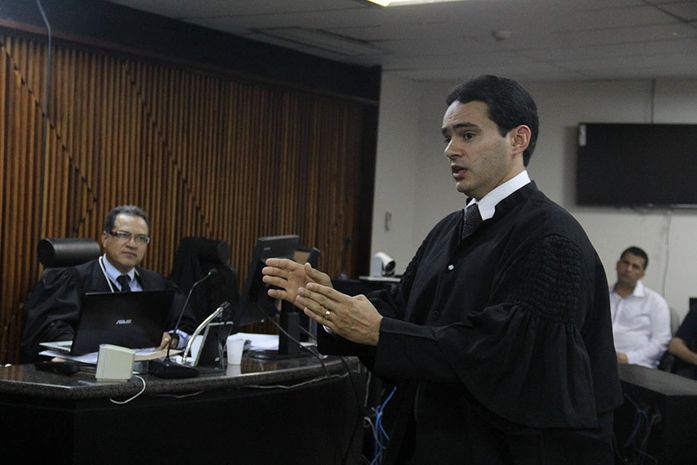 Defensor público Ryldson Martins faz sustentação oral perante os jurados 