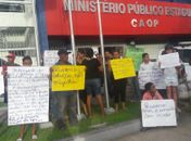 Moradores do Pinheiro protestam enquanto órgãos discutem situação do bairro com o MP; veja vídeo