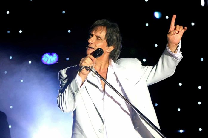 Roberto Carlos anuncia que fará live no Dia das Mães