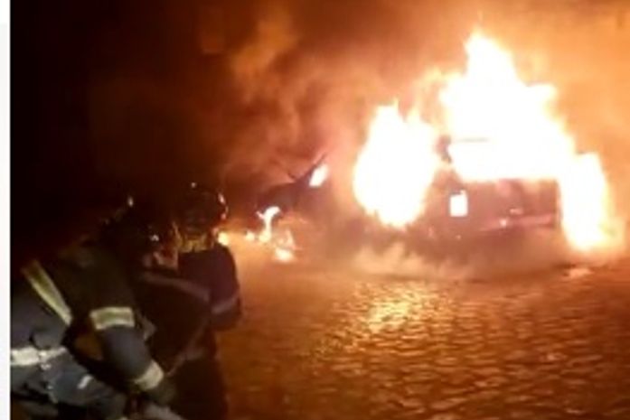 Incêndio destrói carro de passeio estacionado no bairro do Pinheiro