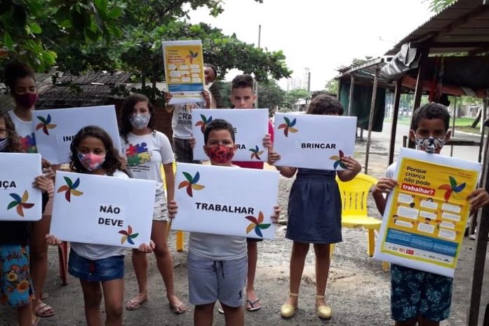 Ação com crianças na favela Mundaú orienta sobre os riscos do trabalho infantil