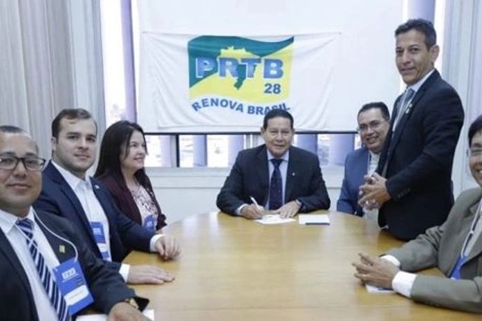 Seninha aparece em pé na foto, durante uma reunião no ano passado em Maceió com o vice-presidente do Brasil Hamilton Mourão discutindo junto com Adeilson Bezerra a atuação do partido em Alagoas, Mourão que integrante do PRTB