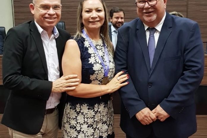 Prefeita Santana Mariano é homenageada com a medalha Mulher de Destaque Brasil em Encontro Nacional de Legislativos Municipais
