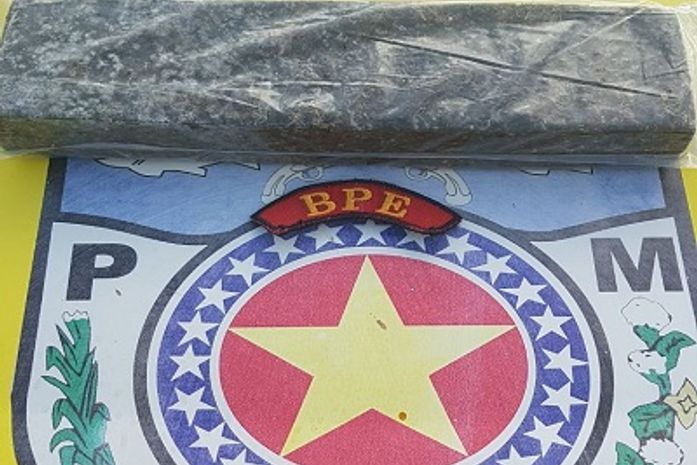 A autora foi flagrada pelos agentes da P2 do BPE no momento em que ela recebeu o material que seria repassado por ela