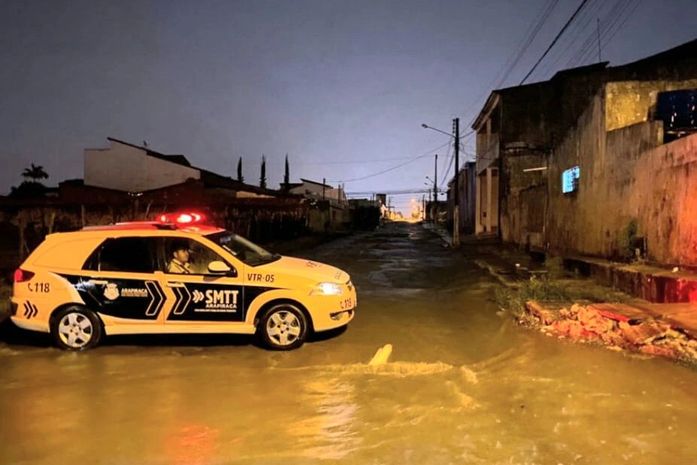 Arapiraca enfrenta fortes chuvas acompanhadas de ventos, raios e trovões