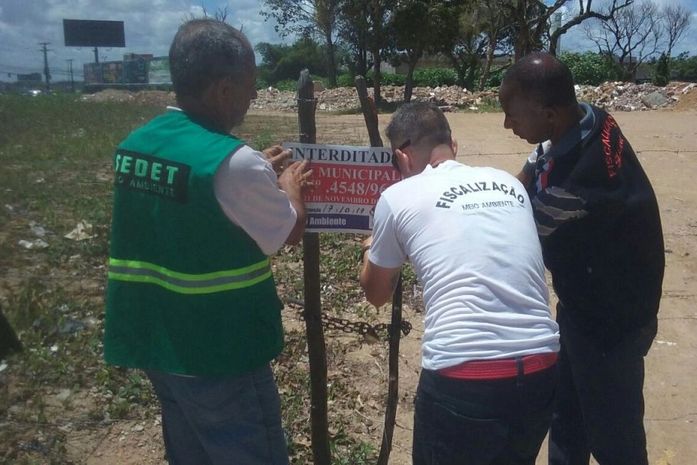 Prefeitura interdita terreno por estoque irregular de resíduos