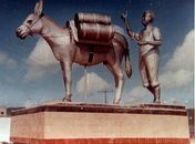 A homenagem do povo santanense ao jumento que virou monumento