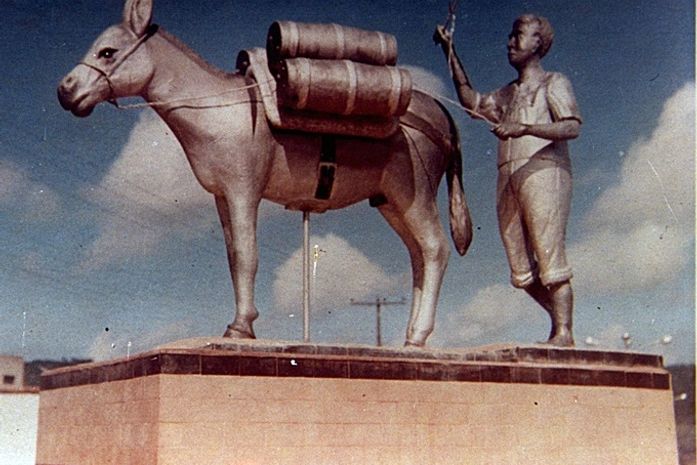 A homenagem do povo santanense ao jumento que virou monumento