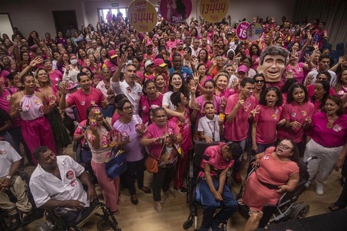 Teca Nelma reforça compromisso com a inclusão em evento que reúne apoiadores e debate políticas para pessoas com deficiência