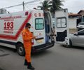 Homem é socorrido após ser atropelado por moto em frente à casa de show em Maceió
