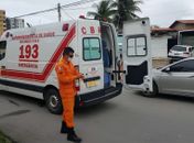 Homem é socorrido após ser atropelado por moto em frente à casa de show em Maceió
