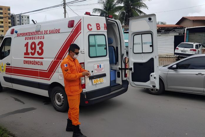 Homem é socorrido após ser atropelado por moto em frente à casa de show em Maceió
