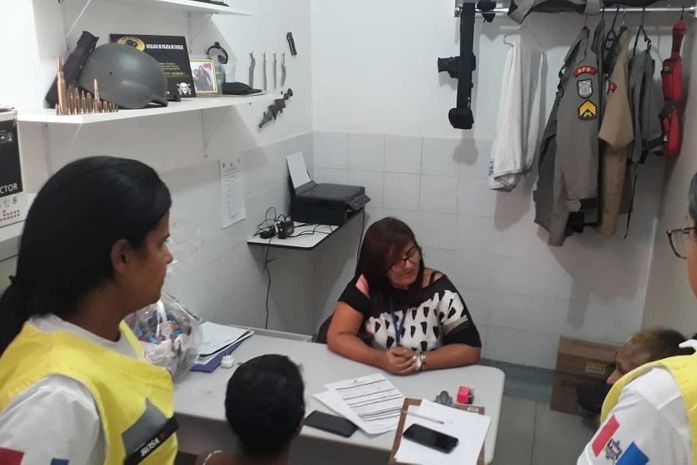 Homem invade casa estupra e corta dedos de adolescente de 13 anos