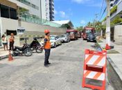 Rua é interditada após incêndio atingir apartamento de prédio na Ponta Verde