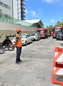 Rua é interditada após incêndio atingir apartamento de prédio na Ponta Verde