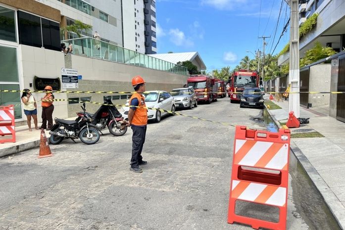 Rua é interditada após incêndio atingir apartamento de prédio na Ponta Verde