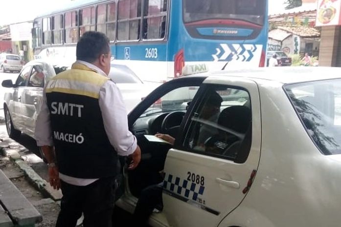 Taxistas são autuados e tem veículos recolhidos