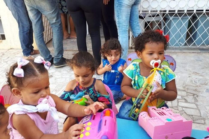 Cuidados com as crianças nas áreas de saúde, alimentação, educação e desenvolvimento são alvos das ações.