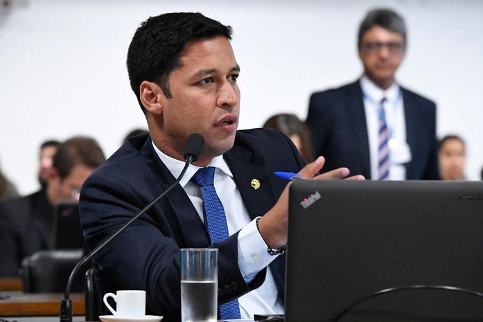 Combate ao abandono escolar é foco de projeto relatado por Rodrigo Cunha