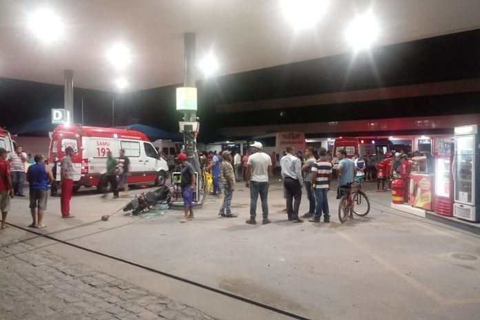 Ônibus invade posto de combustíveis e deixa quatro feridos em Arapiraca; veja vídeos