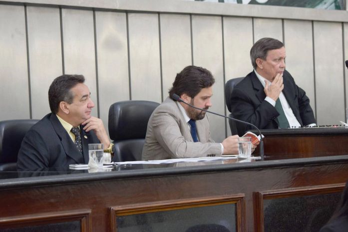 Sob protestos, ALE aprova projeto que reestrutura 120 cargos comissionados